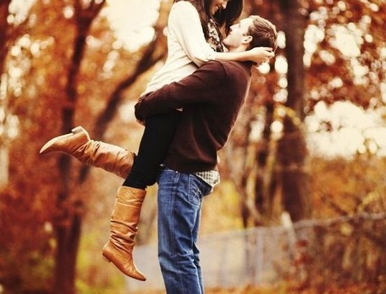 Fall engagement photo poses and photos 12