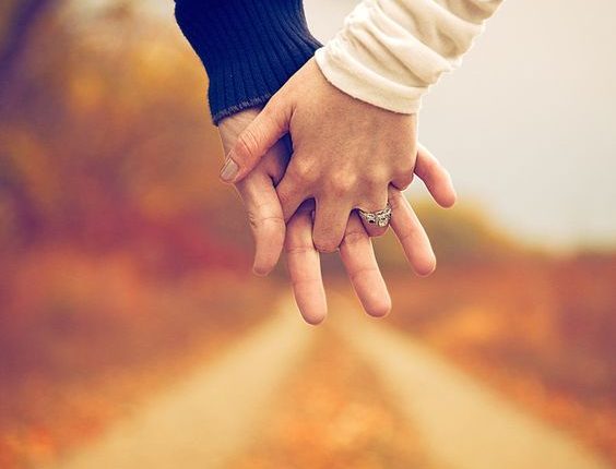 Fall engagement photo poses and photos 16
