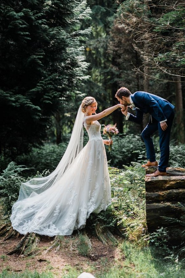 Romantic wedding photo ideas with your groom - wedding photo poses, wedding photo shoot
