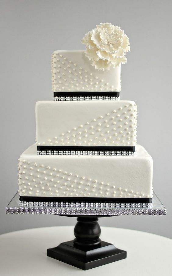 black and white vinatge square weding cake