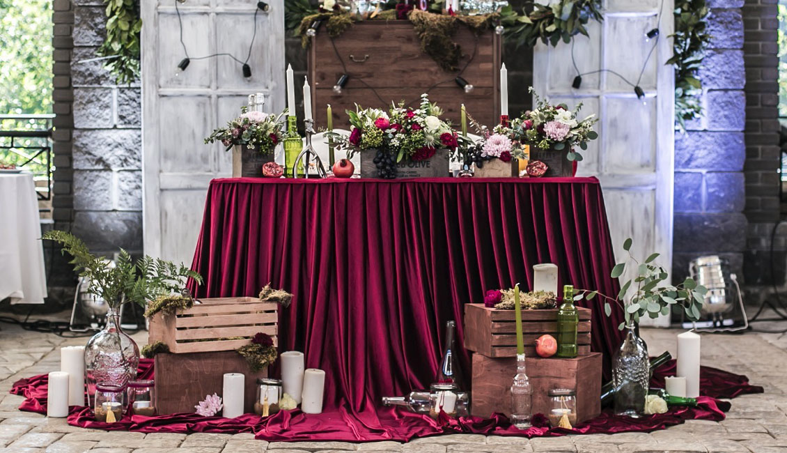 fall rustic country burgundy wedding sweetheart table