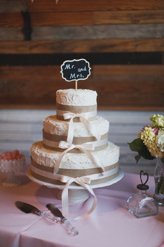 rustic country lace and burlap wedding cake