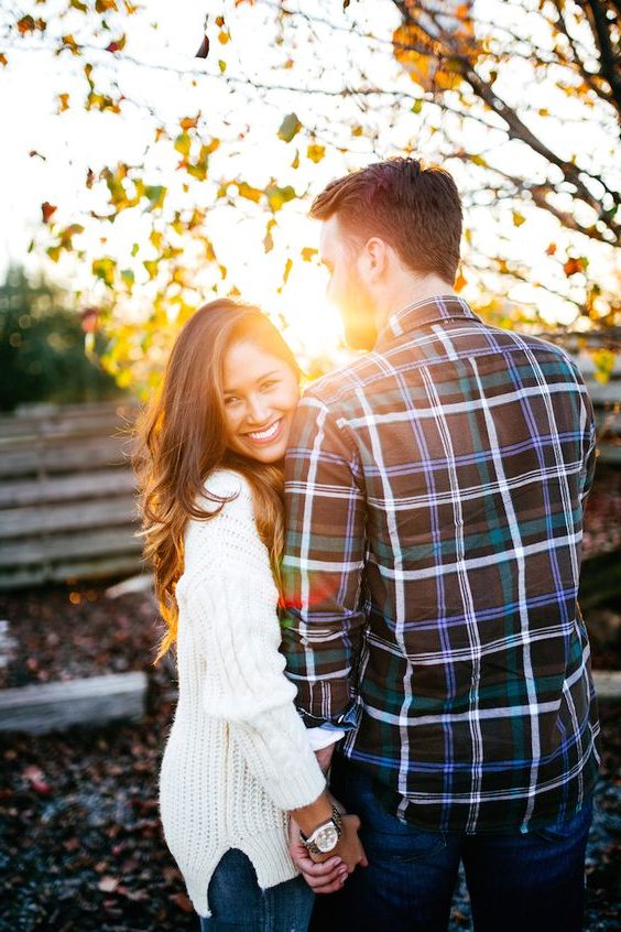 Fall engagement photo poses and pictures