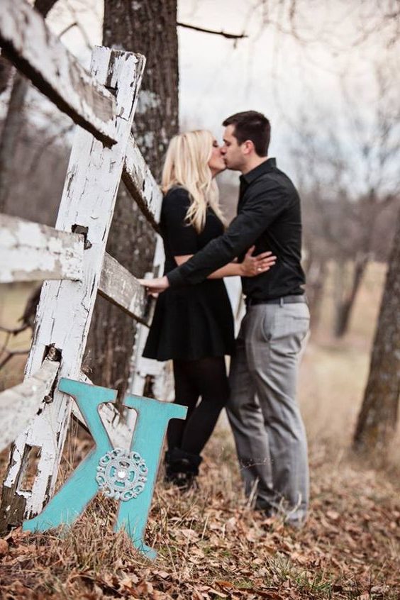 Fall engagement photo poses and pictures