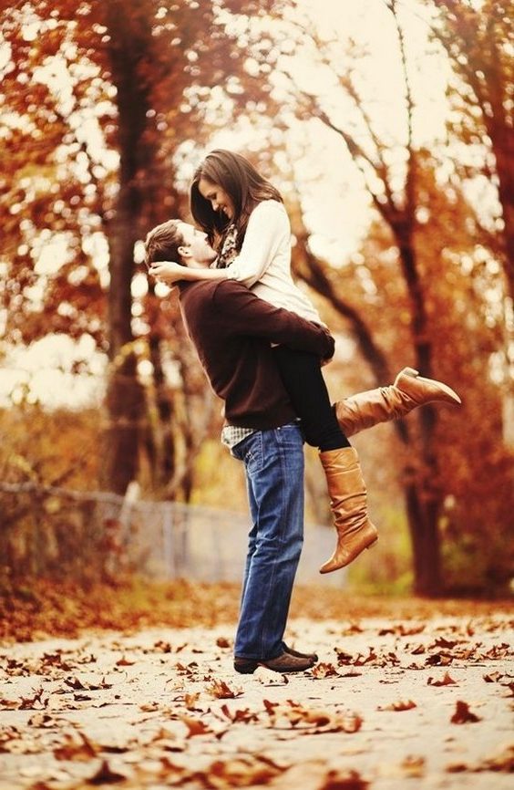 Fall engagement photo poses and pictures