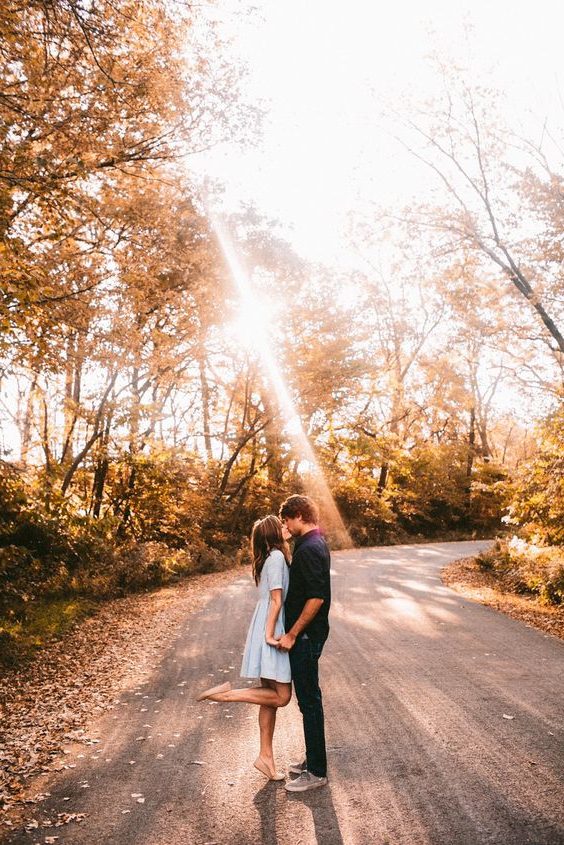 Fall engagement photo poses and pictures