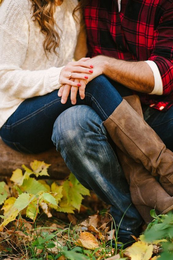 Fall engagement photo poses and pictures