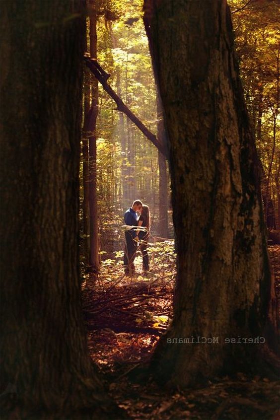 Fall engagement photo poses and pictures