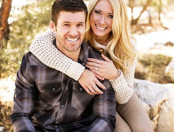 Fall engagement photo poses and photos 17