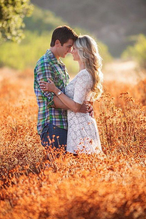 Fall engagement photo poses and pictures