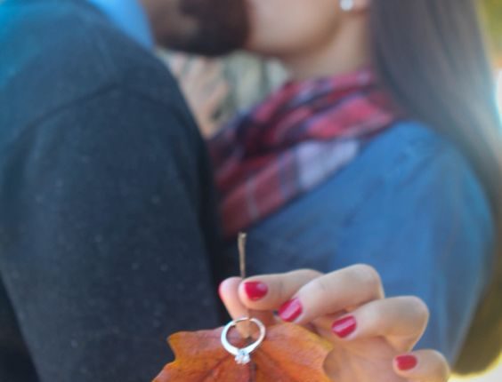Fall engagement photo poses and photos 2