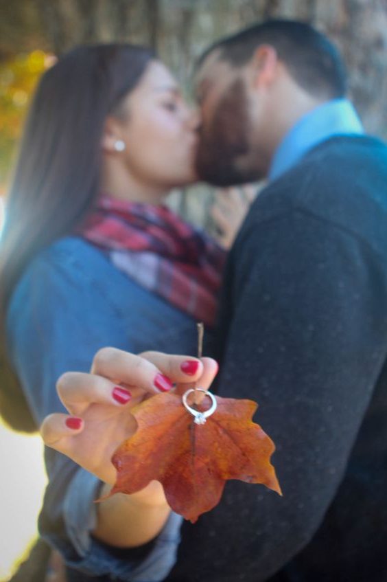 Fall engagement photo poses and pictures