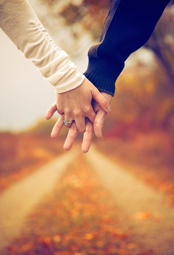 Fall engagement photo poses and pictures