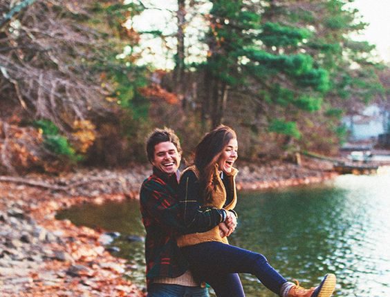 Fall engagement photo poses and photos 8