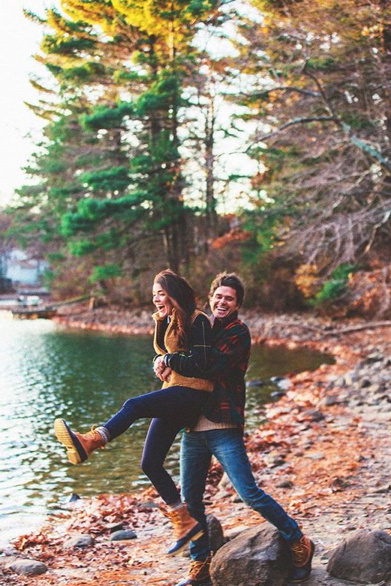 Fall engagement photo poses and pictures