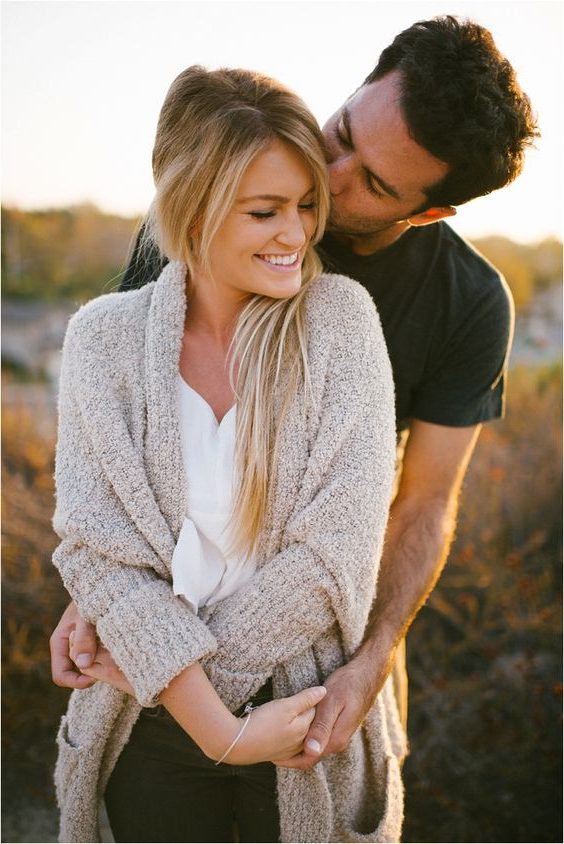 Fall engagement photo poses and pictures