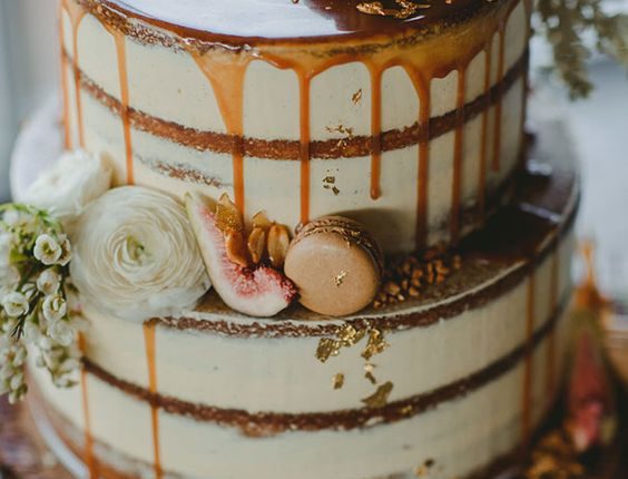 wedding cake inspiration with figs & macaroons