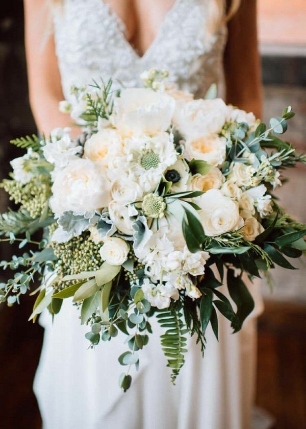 White Peonies English Garden Roses e Ranunculus and Anemones Wedding Bouquet
