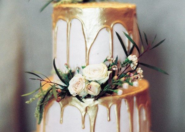 trending metallic gold wedding cake ideas with floral