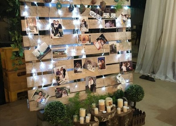 wedding photo display wood pallet backdrop