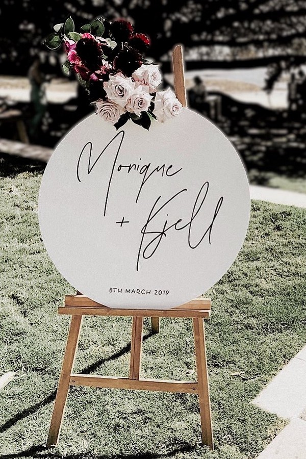 Minimalist round wedding welcome sign