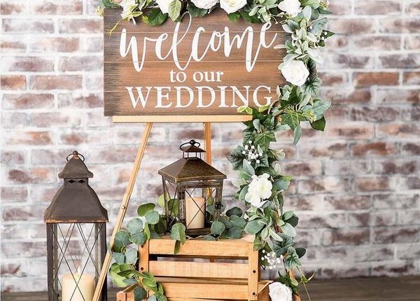 Welcome your wedding guests with an elegant display