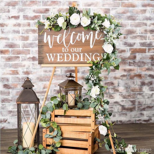 Welcome your wedding guests with an elegant display