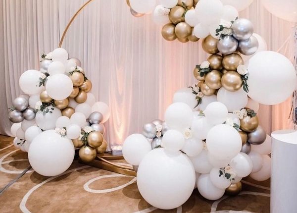 gold and white balloons wedding backdrop decor ideas 14