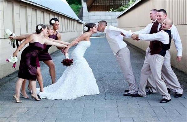 Funny wedding photo ideas with your bridesmaids and groomsmen - funny wedding pose ideas, bridesmaid photos, groomsmen wedding photo ideas, Creative wedding photography