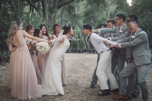 Funny wedding photo ideas with your bridesmaids and groomsmen - funny wedding pose ideas, bridesmaid photos, groomsmen wedding photo ideas, Creative wedding photography