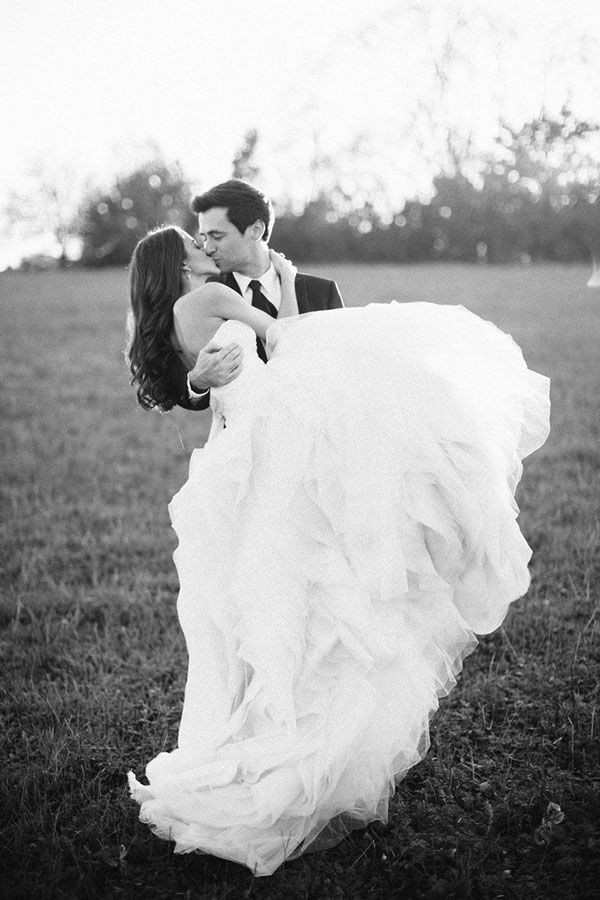 Romantic wedding photo ideas with your groom - wedding photo poses, wedding photo shoot