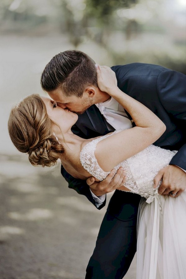 Romantic wedding photo ideas with your groom - wedding photo poses, wedding photo shoot