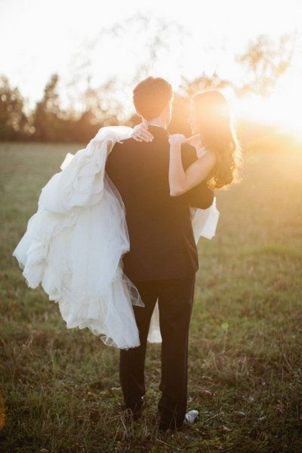 Romantic wedding photo ideas with your groom - wedding photo poses, wedding photo shoot