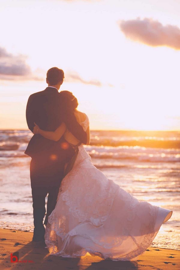 Romantic wedding photo ideas with your groom - wedding photo poses, wedding photo shoot