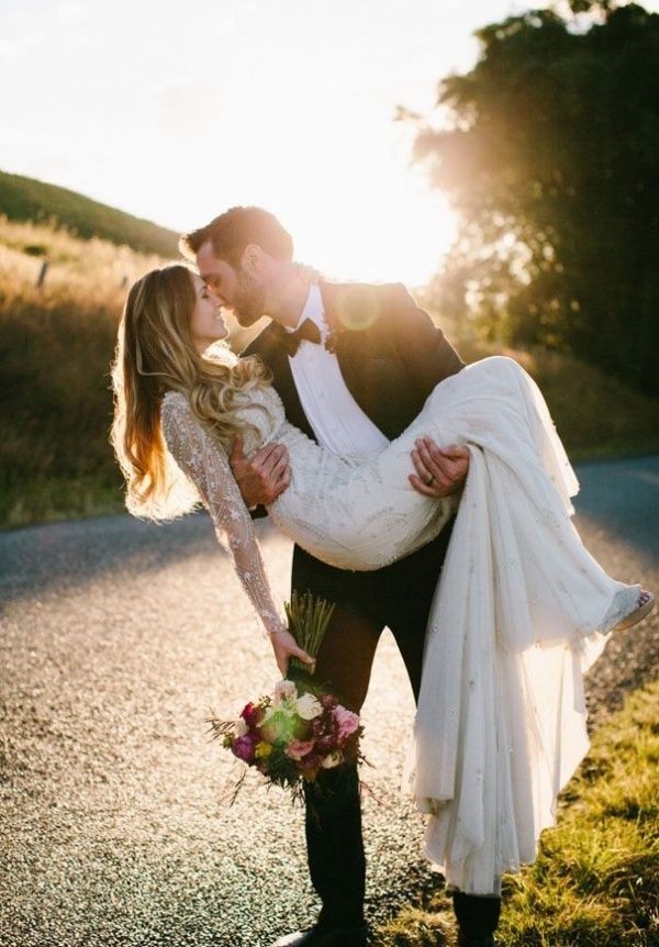 Romantic wedding photo ideas with your groom - wedding photo poses, wedding photo shoot