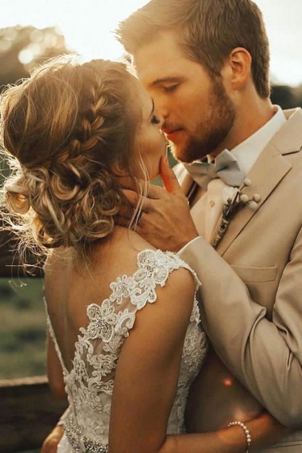 Romantic wedding photo ideas with your groom - wedding photo poses, wedding photo shoot