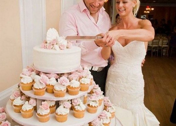 simple wedding cake with pink cupcakes