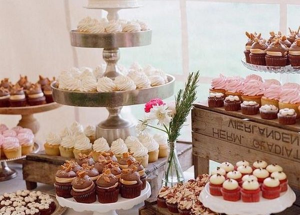 vintage wedding cake display ideas with cupcakes