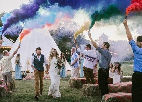 Colorful Smoke Bomb Wedding Photo Ideas 3