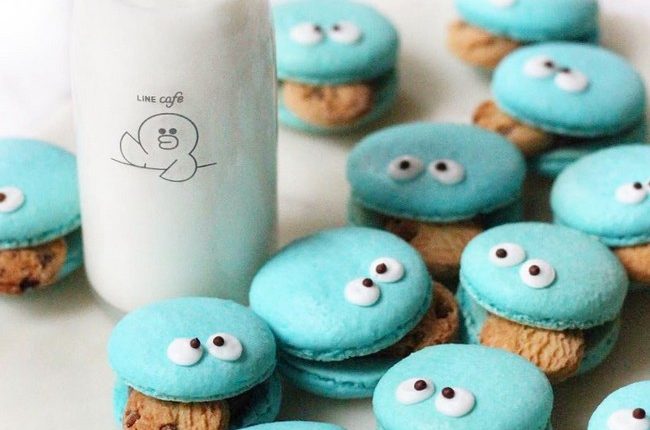 Cookie Monster macarons