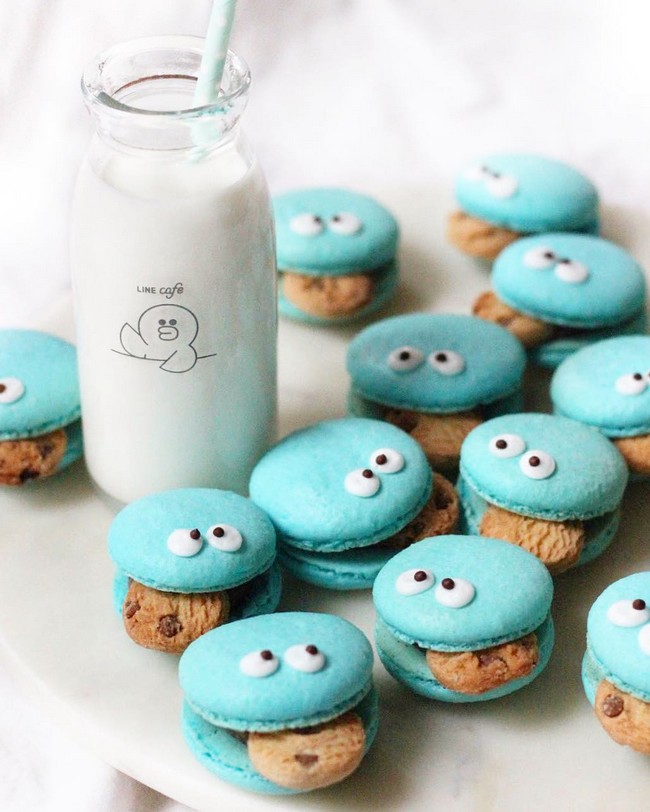 Cookie Monster macarons