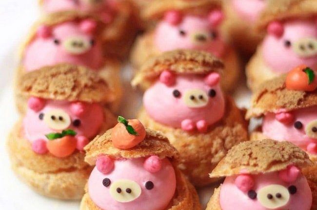 Cute piggy choux cream puffs