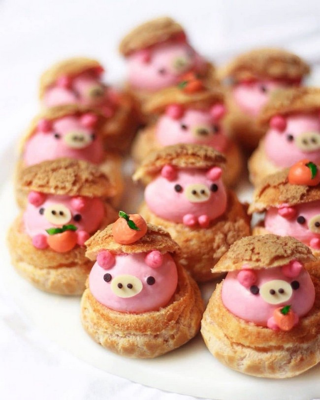 Cute piggy choux cream puffs