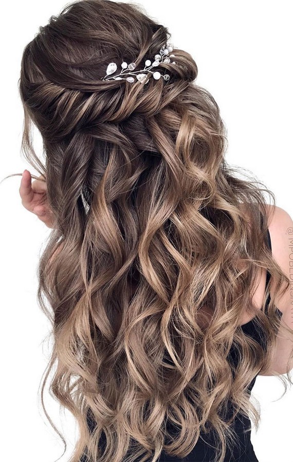 Half up half down wedding hairstyles #wedding #hairstyles #hair #weddinghair #weddingideas