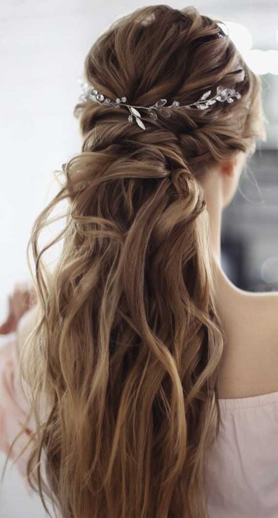 Half up half down wedding hairstyles #wedding #hairstyles #hair #weddinghair #weddingideas