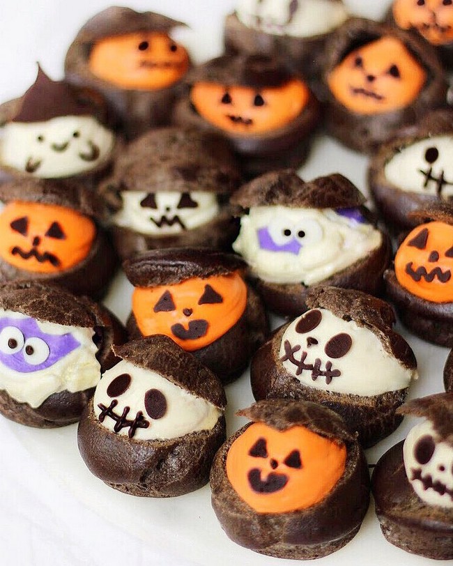 Halloween mini cream puffs