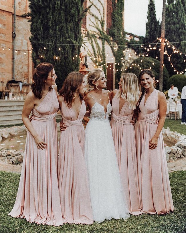 Wedding Photos With Your Bridesmaids #bridesmaid #wedding #weddingphotos #weddingideas