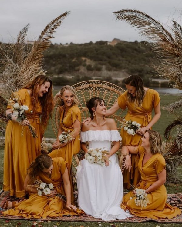 26 Must-Have Wedding Photos With Your Bridesmaids | Roses & Rings