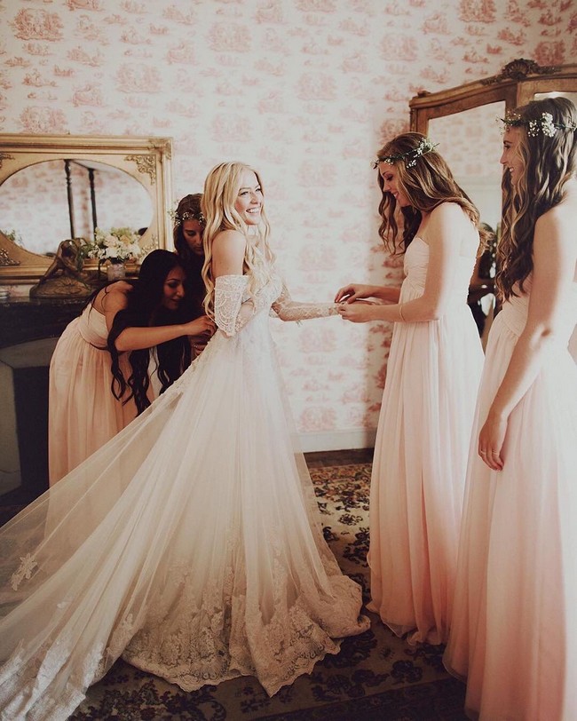 Wedding Photos With Your Bridesmaids #bridesmaid #wedding #weddingphotos #weddingideas