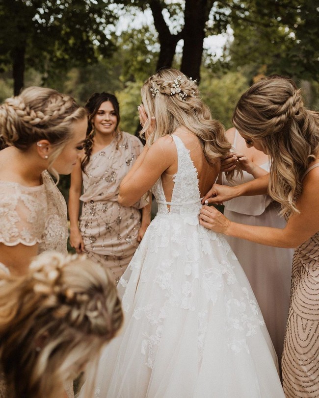 Wedding Photos With Your Bridesmaids #bridesmaid #wedding #weddingphotos #weddingideas